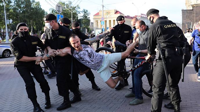 В Беларуси продолжаются протесты: есть задержанные, по протестующим открыли огонь