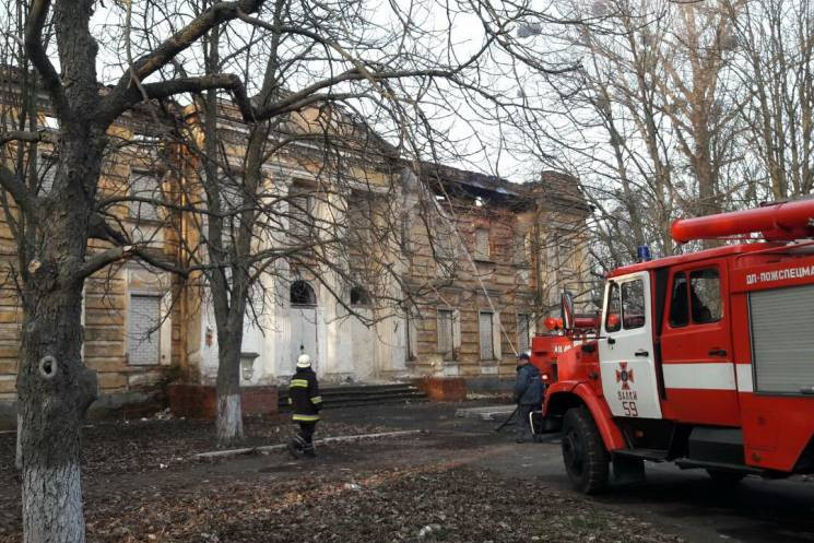 Уникальный дворец уничтоженный огнем законсервируют в Харьковской области