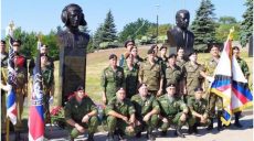 Аллея рядом с «Донбасс-Ареной» в Донецке становится пристанищем памятников главарям боевиков (фото)