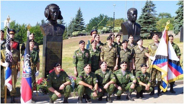 Аллея рядом с «Донбасс-Ареной» в Донецке становится пристанищем памятников главарям боевиков (фото)