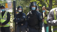 Суд обрав запобіжний захід дев’ятьом затриманим за скоєння нападу на автобус з людьми на Харківщині