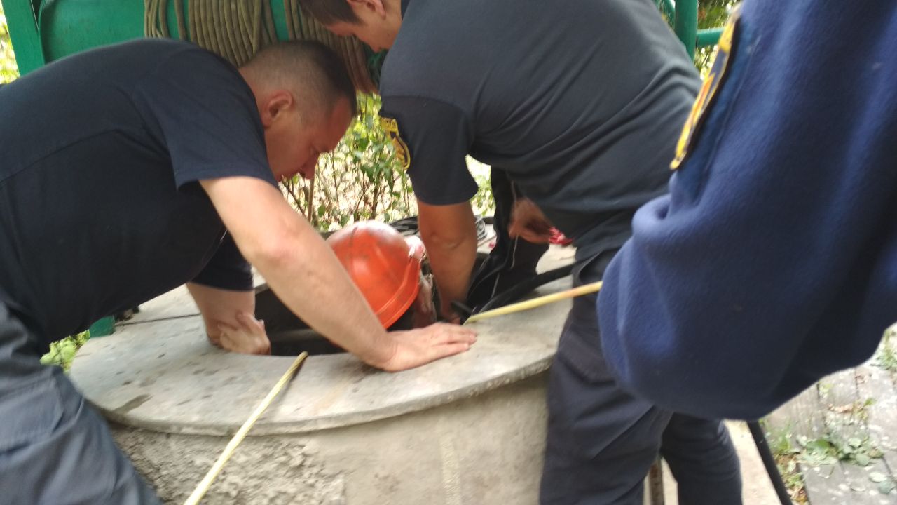 Спасатели помогли мужчине выбраться из колодца (фото)