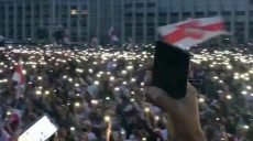 В Минске прошла акция с фонариками в честь подписания декларации о суверенитете Беларуси (видео)