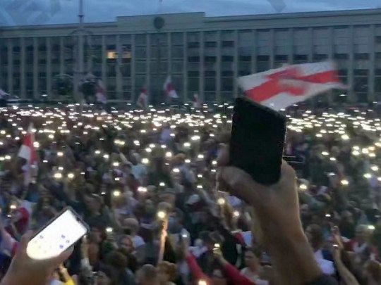 В Минске прошла акция с фонариками в честь подписания декларации о суверенитете Беларуси (видео)