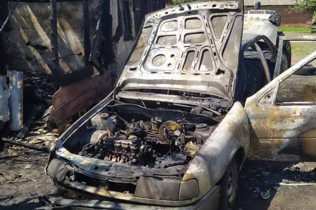 Пожар в автомобиле чуть не уничтожил домохозяйство в Липянке на Харьковщине (фото)
