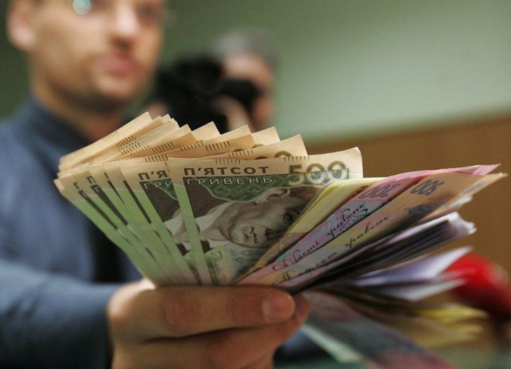 Зеленский подписал закон о повышении минимальной зарплаты с 1 сентября до 5 тысяч гривен