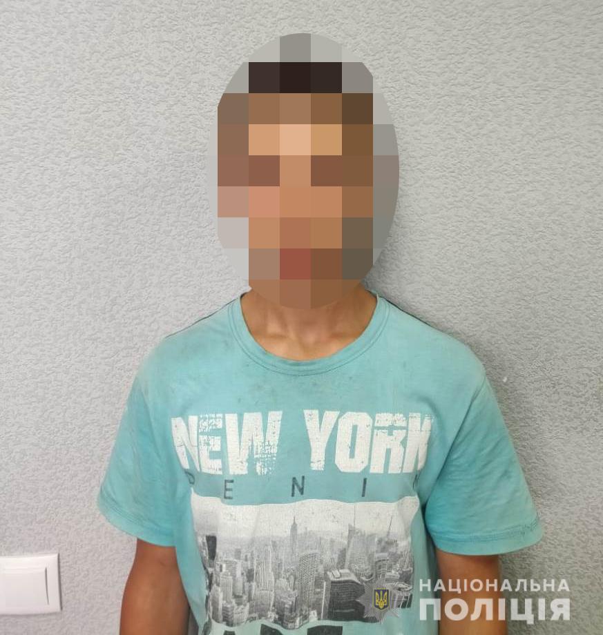 В Харьковском районе задержали подростка, ударившего соседку ножом в шею (фото)