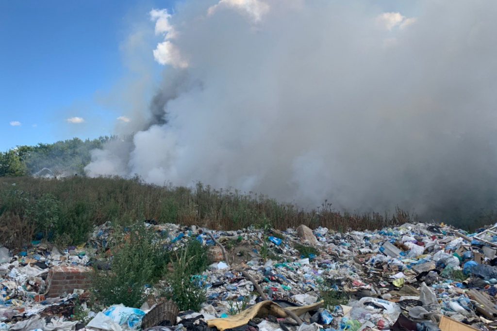 На Харьковщине горел полигон твердых бытовых отходов