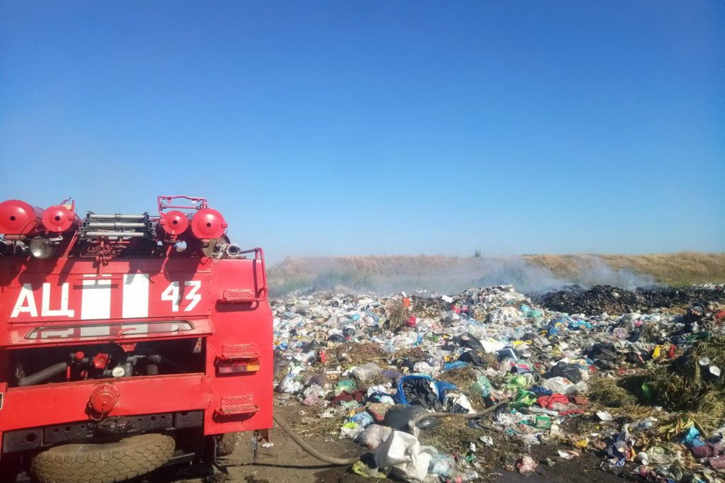 Рятувальники локалізували пожежу на Красноградському міському сміттєзвалищі