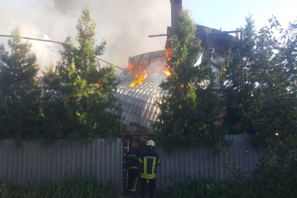 Около 12 часов спасатели тушили пожар в швейном цехе в Харькове (фото)