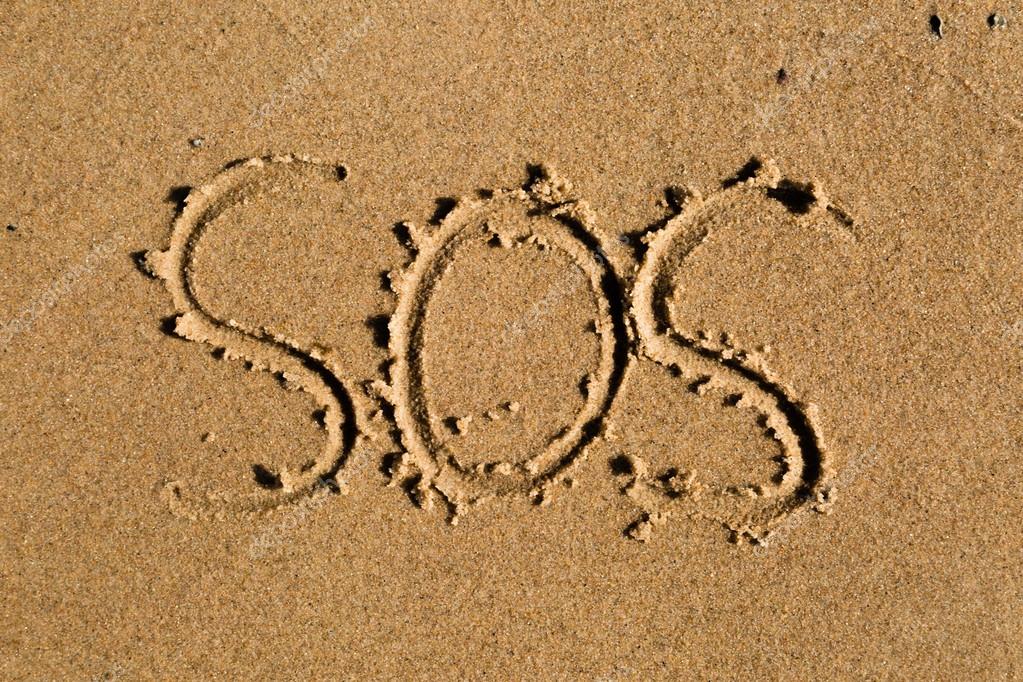 Как в кино: экипаж пропавшего в море корабля выложил на песке знак SOS (видео)