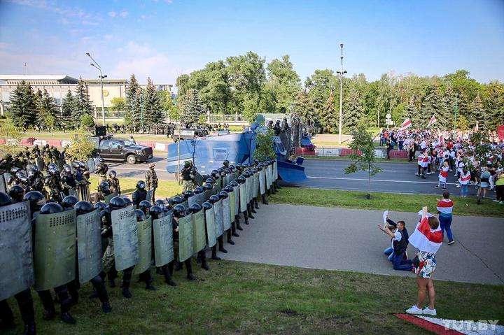 Тысячные протесты, водометы и столкновения: белорусы отстаивают право на честные выборы 22 день подряд