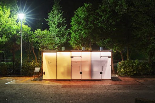 Жители Токио учатся пользоваться прозрачными туалетами (фото)