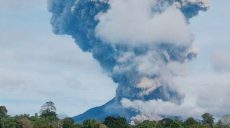 В Індонезії прокинувся один зі 120 діючих вулканів у світі (відео)