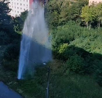 «Новий фонтан» на Олексіївці: декілька будинків залишилися без води (відео)