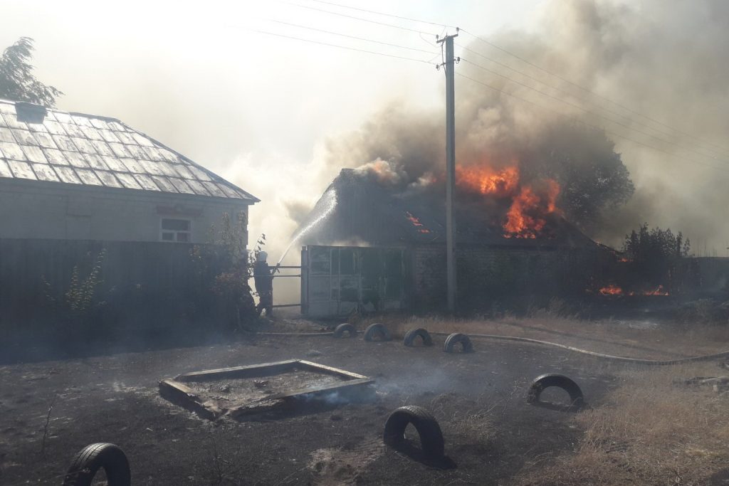 Пожар на Харьковщине увеличился до 400 гектар: полиция эвакуирует граждан, 8 домов сгорели (фото)