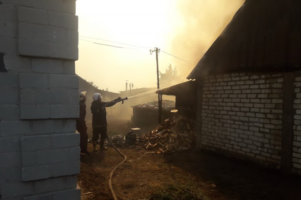 80 гектар леса горит в Двуречанском районе. Огонь начал опрокидываться на жилые дома (фото)