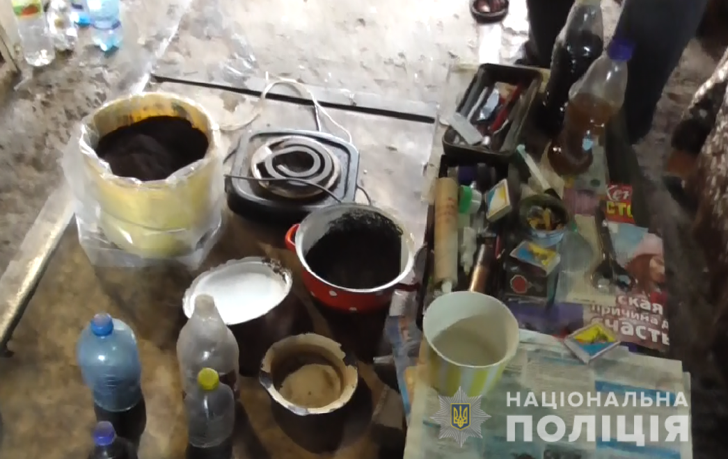 На Харківщині припинили діяльність наркопритону (фото)