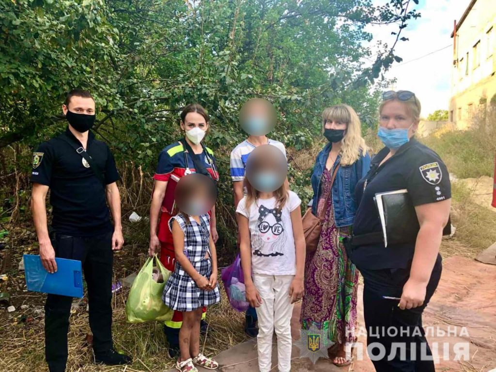 В Харькове троих детей забрали из неблагополучной семьи (фото)