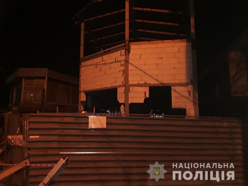 На одному з ринків Харкова невідомі кувалдами зруйнували недобудовані магазини