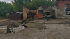На Харьковщине в домовладении сгорели гаражи и автомобиль (фото)
