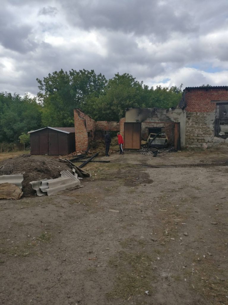 На Харьковщине в домовладении сгорели гаражи и автомобиль (фото)