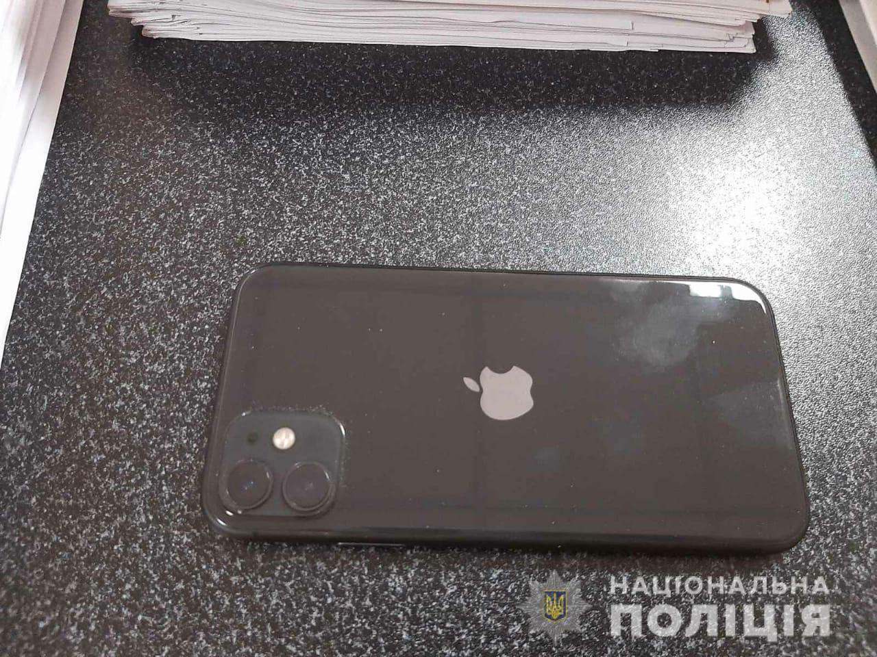 Мужчина брызнул газовым баллончиком на харьковчанина и украл его телефон