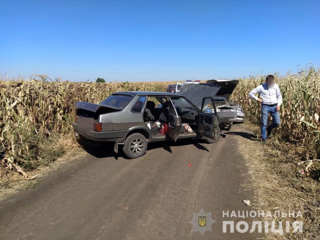 В Харьковской области два автомобиля столкнулись посреди поля (фото)