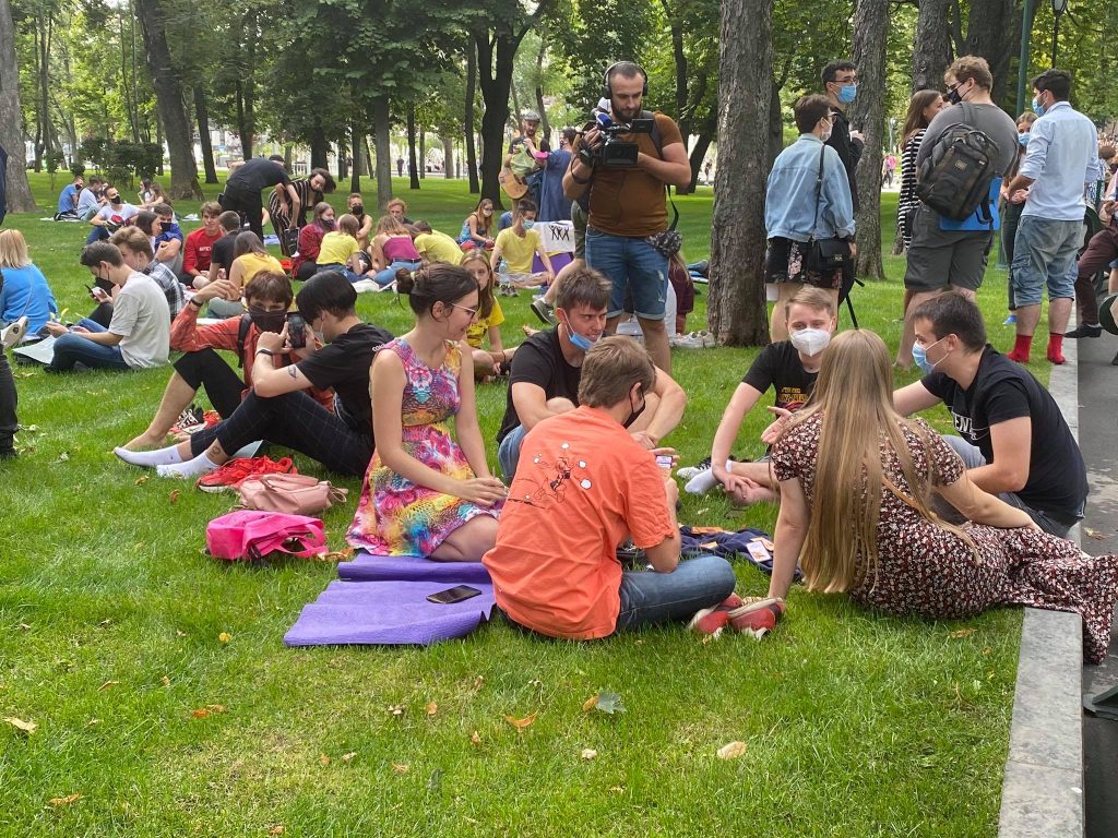 Більше 300 харків‘ян босоніж ходять по газонах в саду Шевченка (відео, фото)