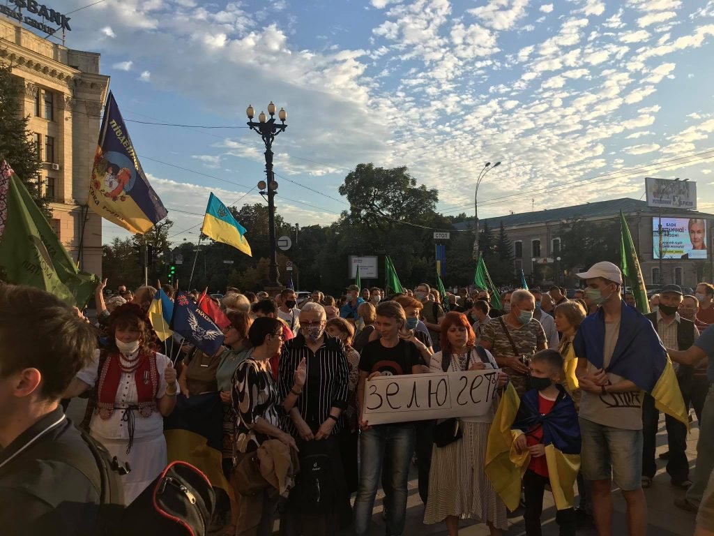 «Ми не дамо, щоб нашу землю топтали якісь орки»: під ХОДА мітинг «Ні капітуляції!» (фото)