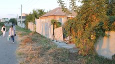 Біля метро Академіка Павлова легковик врізався в паркан (фото)