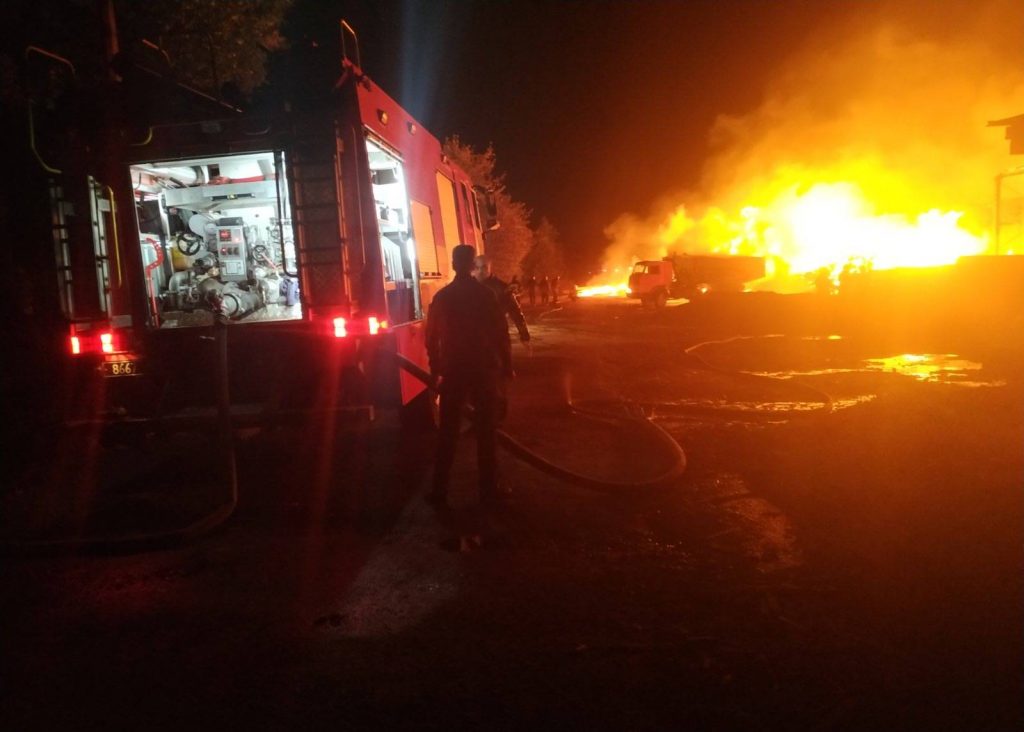 Спасатели 10 часов ликвидируют последствия крупного пожара в Харькове