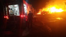 Спасатели 10 часов ликвидируют последствия крупного пожара в Харькове