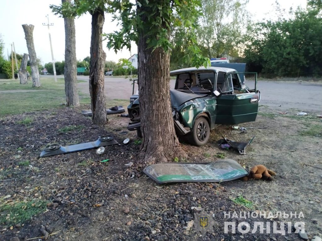 На Харьковщине ВАЗ врезался в дерево: один человек погиб, двое госпитализированы (фото)