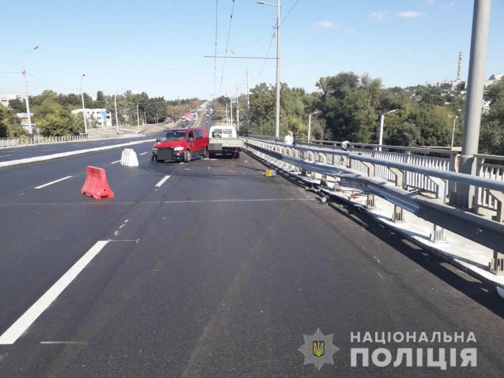 Пьяный водитель Mercedes сбил двух рабочих на Коммунальном мосту в Харькове (фото)