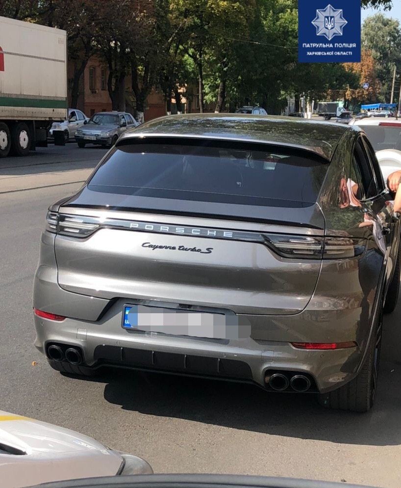 Патрульные нашли Porsche, который дрифтовал в центре Харькова (фото)