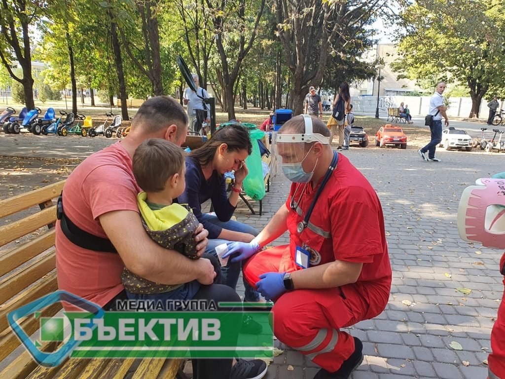 В Харькове на детской площадке перевернулся «детский паровозик» (фото, видео)