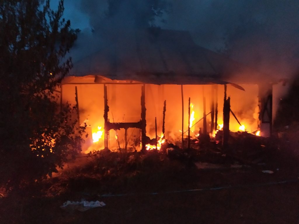 На Харьковщине сгорел жилой дом (фото)