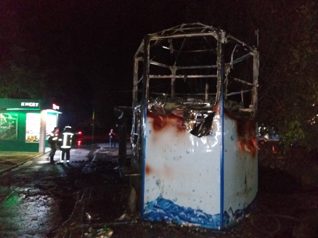 В Немышлянском районе сгорел торговый павильон (фото)