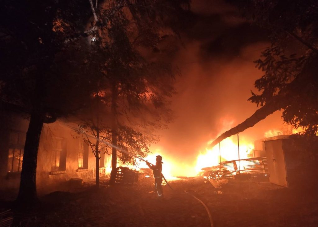 Спасатели сообщили подробности ночного пожара на Харьковщине (фото)