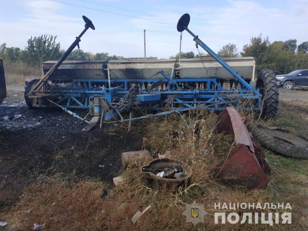 В Харьковской области подожгли сельскохозяйственную технику (фото)