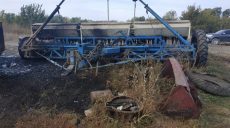 В Харьковской области подожгли сельскохозяйственную технику (фото)