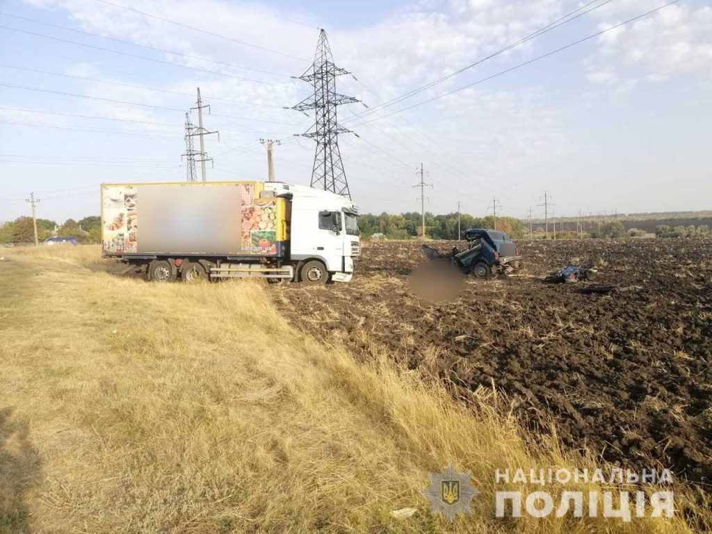 На автодороге «Мерефа-Павлоград» лоб в лоб столкнулись «ДАФ» и «Нива»: погиб водитель (фото)