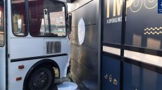 На Полтавском шляхе автобус врезался в киоск (фото)