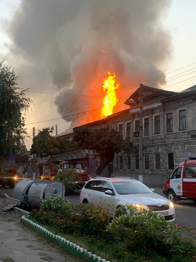 Спасатели локализовали крупный пожар в Харькове (фото)