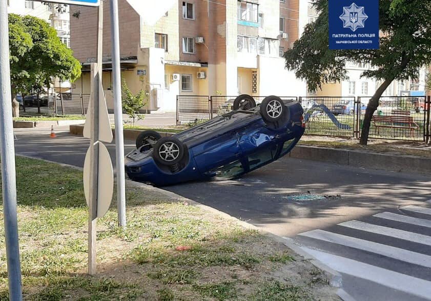 В Харькове на перекрестке перевернулась Skoda (фото)