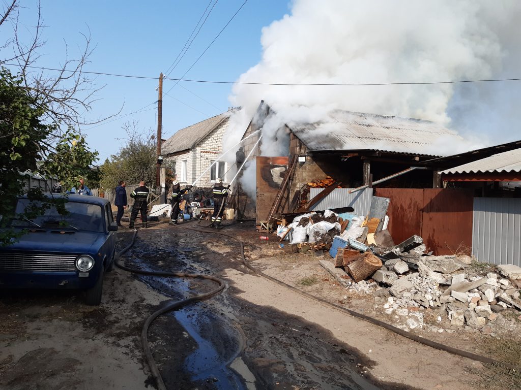 На территории одного из частных домов Изюма сгорели 4 автомобиля и мотоцикл (фото)