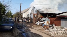 На территории одного из частных домов Изюма сгорели 4 автомобиля и мотоцикл (фото)