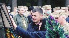 Мати загиблого харківського курсанта прощається з сином (фото)