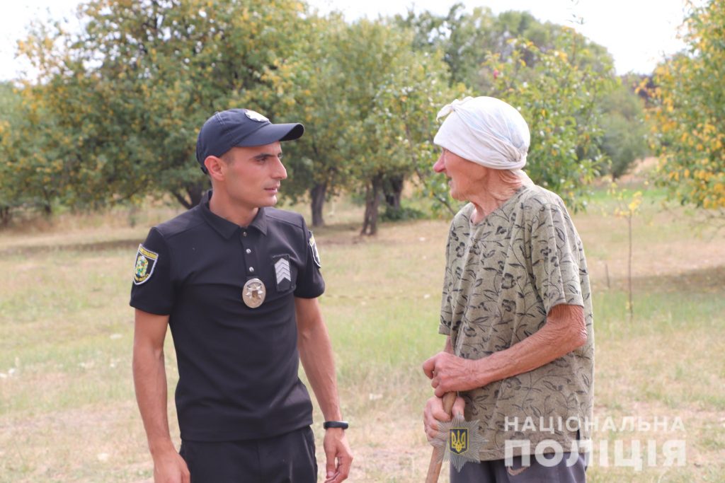 Полицейский вынес на руках 83-летнюю женщину из зоны огня